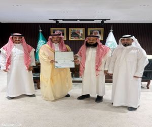 محافظ طبرجل يستقبل "صناتان الشراري" صاحب المسجد المتميز ويُسلّمه شهادة شكر من أمير الجوف