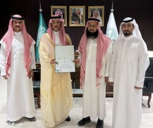 محافظ طبرجل يستقبل "صناتان الشراري" صاحب المسجد المتميز ويُسلّمه شهادة شكر من أمير الجوف