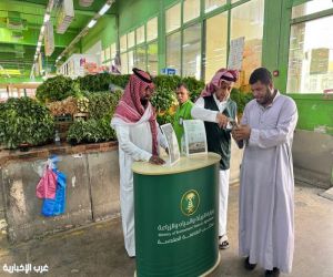 بيئة العاصمة المقدسة تنفّذ مبادرة للتعريف بخدمات الوزارة الإلكترونية بسوق الكعكية
