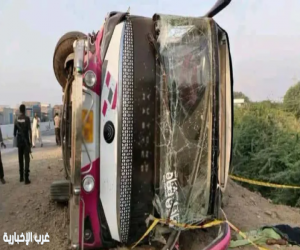 مصرع 8 أشخاص وإصابة 32 آخرين إثر انقلاب حافلة ركاب في باكستان