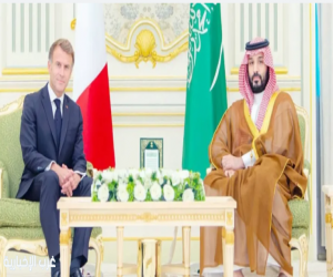 ولي العهد والرئيس الفرنسي يبحثان العلاقات الإستراتيجية والتطورات الدولية