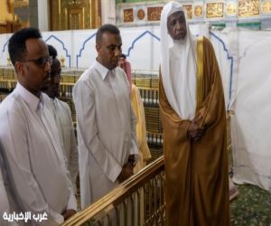 رئيس الوزراء الصومالي يزور المسجد النبوي ويؤدي الصلاة فيه