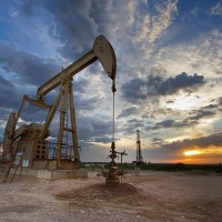 أسعار النفط ترتفع مع انخفاض الإنتاج الأمريكي رغم مخاوف الطلب