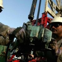 الكويت تتوقع ارتفاع النفط إلى 50 دولاراً في 2016