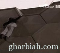 فيديو/ سقوط مشجع حاول تسلق جدار استاد الملك فهد لمتابعة نهائي الكأس!