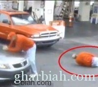 قائد سيارة يدهس رجلا مسنّا داخل محطة البنزين!  " مقطع فيديو"