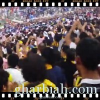 جماهير الهلال : تقذف قواريرمياه الشرب إحتجاجاً على حكم المباراة "فيديو "