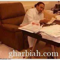 صورة أمير الرياض منهمكاً في إنهاء معاملات المواطنين من منزله تشعل مواقع التواصل