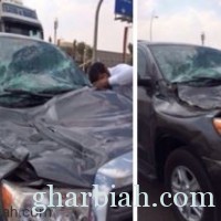 صور:سقوط عمود إنارة على سيارة عائلة سعودية بطريق الملك عبدالله بالرياض
