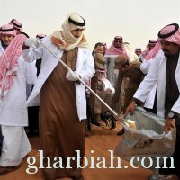 أمير الرياض يشارك في تنظيف منتزه الثمامة البري "صور"