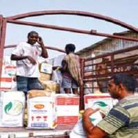 مركز الملك سلمان : يقدم مئات السلال الغذائية لليمنيين في جيبوتي