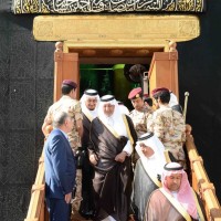 نيابة عن “خادم الحرمين” .. أمير مكة يتشرف بغسيل الكعبة المشرفة