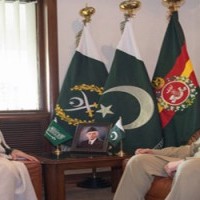 ولي ولي العهد يجتمع مع قائد الجيش الباكستاني