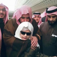 " عبدالعزيز بن فهد " يكرم طفلا كفيفا حافظا للقران الكريم .. ويحتضنه ويقبل رأسه