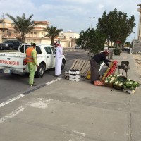 بلدية شرق الدمام تصادر 1418 كرتون فواكه وخضروات في إطار خطة لمنع الباعة الجائلين