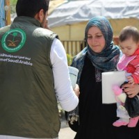 السعودية : توزع الحليب لأطفال اللاجئين السوريين في الأردن