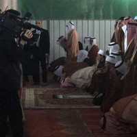 فيديو: خادم الحرمين الشريفين يصلي ركعتين في الجامع الأزهر