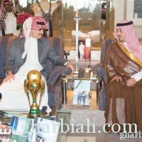 الوليد بن طلال يستقبل لاعبي الأهلي ويكافئهم على تحقيق كأس ولي العهد