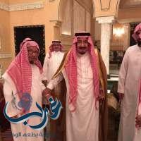 صور: خادم الحرمين الشريفين يزور الشيخ الشثري في منزله للاطمئنان عليه