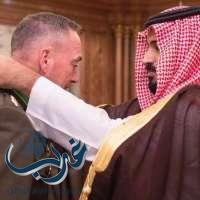 ولي ولي العهد يقلد رئيس هيئة الأركان الأمريكية وسام الملك عبدالعزيز