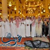 أمير منطقة الرياض يؤدي صلاة الميت على الأمير سلمان بن فواز بن سعود