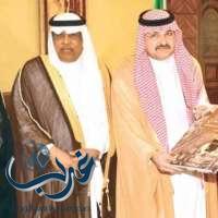 الأمير مشعل يتسلم إصدارات كرسي الملك سلمان لدراسات تاريخ مكة المكرمة