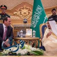خادم الحرمين الشريفين يستقبل الرئيس المصري لدى وصوله الرياض