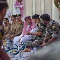 أمير المدينة المنورة يشارك رجال الأمن افطارهم بساحة المسجد النبوي