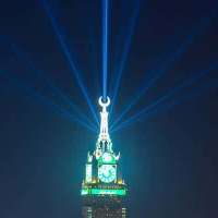 برج الساعة بمكة المكرمة يُطلق أضواء الليزر مُعلناً حلول عيد الفطر