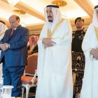 الملك سلمان يؤدى صلاة العيد فى الحرم المكى برفقة الرئيس اليمنى