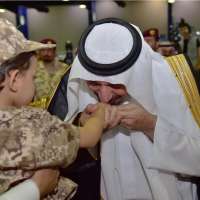 أمير نجران يقبّل أيادي أبناء الشهداء