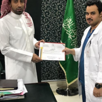 تكريم طبيب سعودي باشر حالات خارج الدوام الرسمي بالطائف