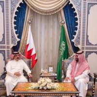 نائب خادم الحرمين يستقبل ملك البحرين لدى وصوله جدة