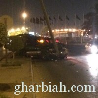 عمود إنارة يهدد المارة بمحيط دوار قاعدة الرياض الجوية.