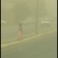 طالبة تقف حائرة وسط غبار جدة .. وإدارة التعليم تلتزم الصمت