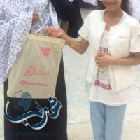 ١٦ طالبة من نادي مدرسة الحي بالعزيزية يستقبلن الحجيج بالهدايا