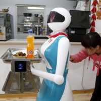 بالصور:روبوت ذكي جديد يعمل نادلة فى مطعم بالصين