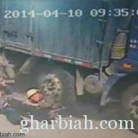 سبعيني يضحي بحياته لإنقاذ ابنه من تحت عجلات شاحنة! "فيديو + صور"