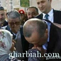 بالصور.. أردوغان يُقبل يد مُسنّة في المسجد النبوي