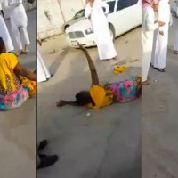 خادمة أفريقية تتمدد على الأرض في أحدى شوارع مدينة سعودية وتثير استغراب المارة "فيديو"