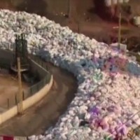 فيديو: جبال من النفايات تغلق شوارع بيروت