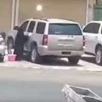 إمرأتان تغسلان سيارة بأحد أحياء المملكة "فيديو "