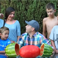 خدعة تقشير البطيخ تستقطب 9 مليون مشاهدة في غضون 3 أيام !!*"فيديو"