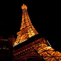 لحظة إطفاء إضاءة برج إيفل بعد العمليات الإرهابية في باريس حداداً على أرواح الضحايا