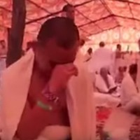 حاج يلقن الشهادتين لفلبينية دخلت الإسلام في يوم عرفة " فيديو.. "