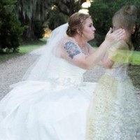 هكذا ظهرت الطفلة المتوفاة في صور زفاف أمها