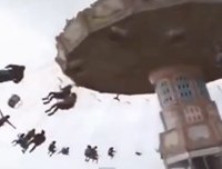 بالفيديو: طفلة تطير في الهواء بعدإنفصل مقعدها بلعبة السلاسل في الملاهي
