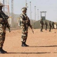 الجزائر تعلن الإستنفار وتغلق حدودها البرية مع مالي وليبيا