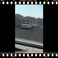 بالفيديو.: شجار بالسيارات بين سائقين على احدى الطرق في منطقة المدينة