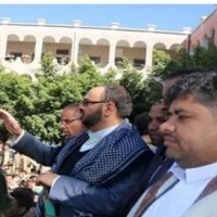 فيديو: طلاب يرمون محمد علي الحوثي بالحجارة في مدرسة بصنعاء